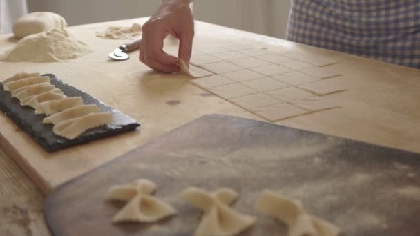 スローモーションは デュラム小麦小麦粉と自家製ビーガンフォールパスタのプロセスの詳細を閉じます 料理人は木製のまな板に生地をこねる 伝統的なイタリアのパスタ 女性は料理を調理 — ストック動画