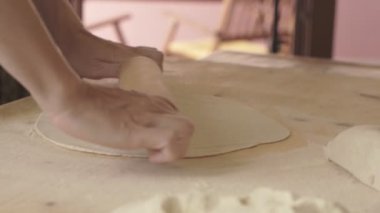 Ev yapımı vejetaryen farfalle makarna ve buğday unu. Aşçı hamuru germek için merdane kullanıyor, geleneksel İtalyan makarnası.