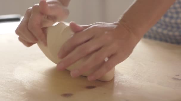 自家製の新鮮なパスタを作る 生地をこねる女性の手の遅い動きを閉じる 伝統的なイタリアのパスタ 女性は台所で食べ物を調理します — ストック動画