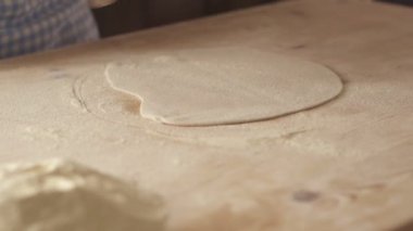 Ev yapımı vejetaryen farfalle makarna ve buğday unu. Aşçı hamuru germek için merdane kullanıyor, geleneksel İtalyan makarnası.