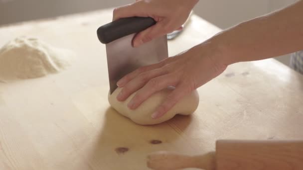 デュラム小麦粉と自家製ビーガンフォールパスタのスローモーションプロセス 料理人は生地を伸ばすためにローリングピンを使用しています 伝統的なイタリアのパスタ 女性は台所で料理を調理します — ストック動画