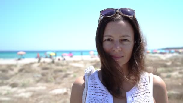 Beautiful Tersenyum Percaya Diri Wanita Kaukasia Wajah Cantik Dengan Ekspresi — Stok Video