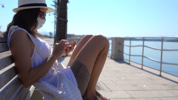 Wanita Muda Kaukasia Dengan Topi Putih Duduk Bangku Trotoar Tepi — Stok Video