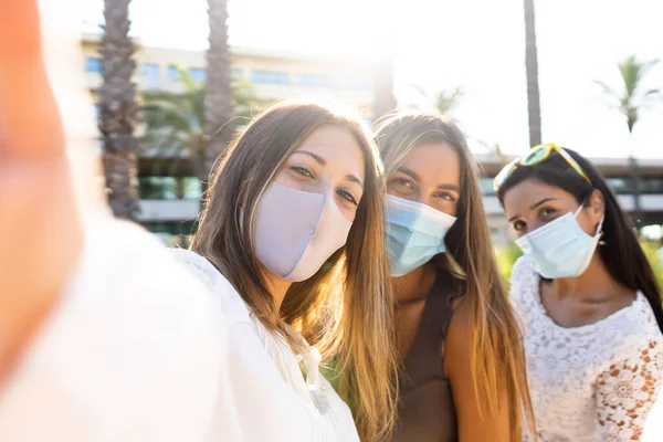 귀여운 금발의 여성이 코로나 바이러스 마스크를 친구와 사진을 찍는다 전염병과 — 스톡 사진