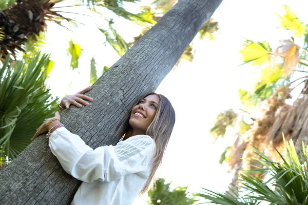 Young Beautiful Caucasian Woman Embracing Tree Trunk Green Forest Smiling — Stock Photo, Image