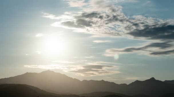 Uhd景観日没時の山のシルエットのタイムラプス 太陽は灰色の雲を突破し それが黒とオレンジの空に消えるまで低くなります — ストック動画