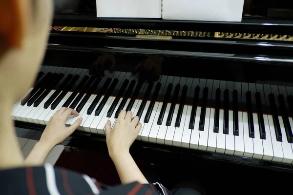 Gros Plan Main Féminine Jouant Piano Queue — Photo