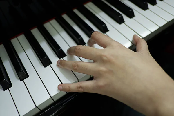 Mano Femenina Primer Plano Tocando Piano Cola —  Fotos de Stock