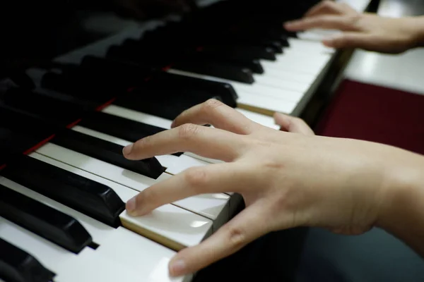 Mano Femenina Primer Plano Tocando Piano Cola —  Fotos de Stock