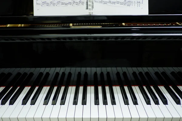 Yakın Çekim Yaşlı Piyano Müzik Enstrümanı — Stok fotoğraf