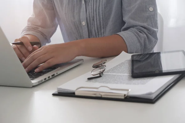 Imagem Recortada Empresária Profissional Trabalhando Seu Escritório Laptop Jovem Gerente — Fotografia de Stock