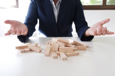 Risk ve ahşap bloklar geyik işadamı kumar yetersizliğinde Strateji planlama. Büyüme ve başarı işlem için iş kavramı.