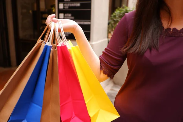 Uma Mulher Nas Compras Mulher Feliz Com Sacos Compras Desfrutando — Fotografia de Stock