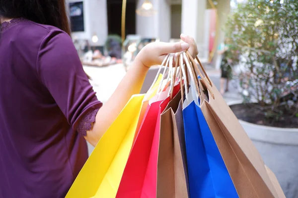 Uma Mulher Nas Compras Mulher Feliz Com Sacos Compras Desfrutando — Fotografia de Stock