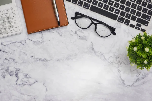 Alan arka plan çalışma düz-lay mockup beyaz ofis masası