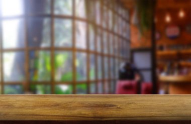Restoran, kafe ve kahvehane iç bulanık arka plan önünde boş ahşap masa. görüntülemek için kullanılan veya ürün - görüntü montaj