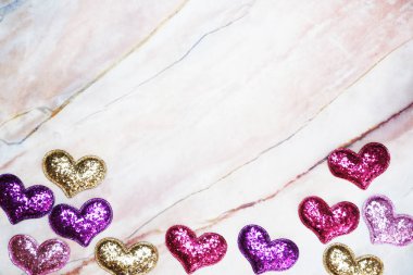 düz-lay Valentine arka plan glitter kalpler şekli üzerinde pembe mermer taş tablo kopya alanı.