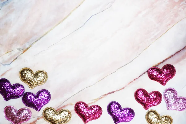 Plat Lay Valentine Fond Paillettes Coeurs Forme Sur Marbre Rose — Photo
