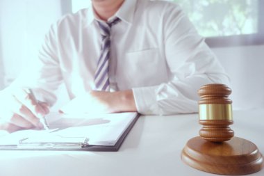 Hukuk müşaviri tokmak ve yasal yasa ile bir sözleşme sunar. Adalet ve avukat kavramı