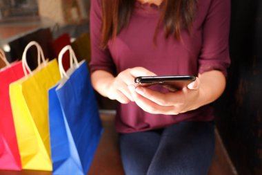 Alışveriş sırasında online alışveriş için onun smartphone kullanarak kadının yakın çekim bankacılık, online uygulama.