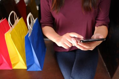 Alışveriş sırasında online alışveriş için onun smartphone kullanarak kadının yakın çekim bankacılık, online uygulama.