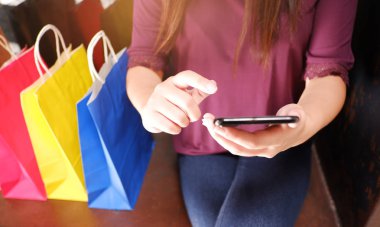 Alışveriş sırasında online alışveriş için onun smartphone kullanarak kadının yakın çekim bankacılık, online uygulama.