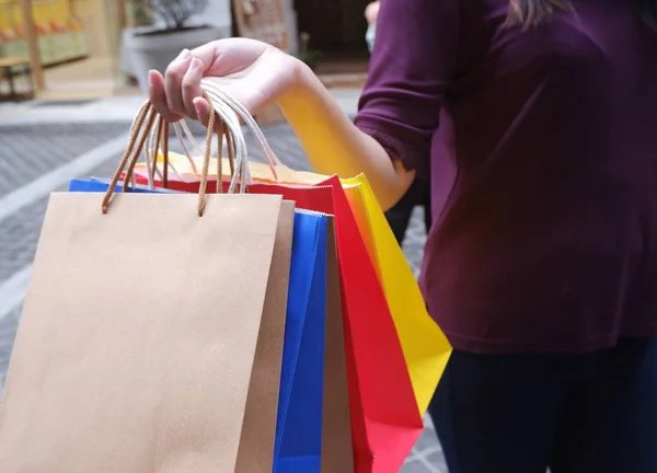 Uma Mulher Nas Compras Mulher Feliz Com Sacos Compras Coloridos — Fotografia de Stock