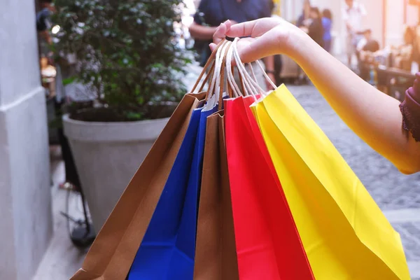 Uma Mulher Nas Compras Mulher Feliz Com Sacos Compras Coloridos — Fotografia de Stock