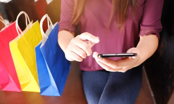 Close Mulher Usando Seu Smartphone Durante Compras Para Compras Line — Fotografia de Stock