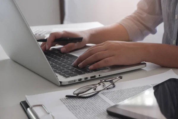 Imagem Recortada Empresária Profissional Trabalhando Seu Escritório Laptop Jovem Gerente — Fotografia de Stock