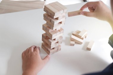 Ahşap bloklar iş büyüme kavramı yığın oyun, oynama, kumar, risk iş kadınları closeup