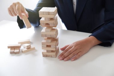 Ahşap bloklar iş büyüme kavramı yığın oyun, oynama, kumar, risk iş kadınları closeup