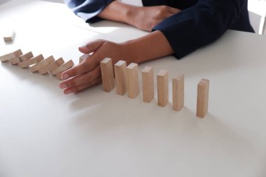 Planlama, kumar, risk ahşap bloklar yığın oyun, iş büyüme, kavramı iş kadınları closeup