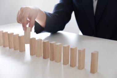 Planlama, kumar, risk ahşap bloklar yığın oyun, iş büyüme, kavramı iş kadınları closeup.