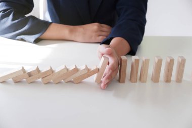 Planlama, kumar, risk ahşap bloklar yığın oyun, iş büyüme, kavramı iş kadınları closeup.