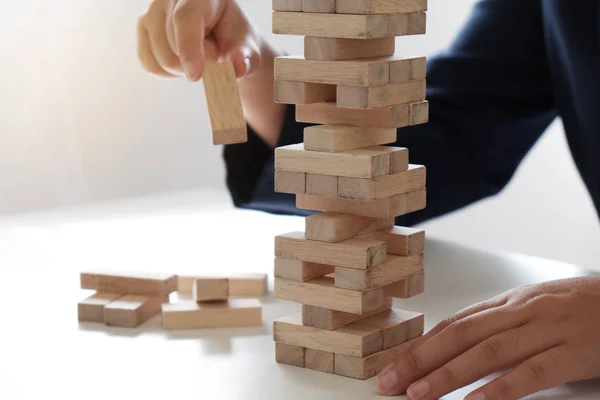 Ahşap bloklar iş büyüme kavramı yığın oyun, oynama, kumar, risk iş kadınları closeup