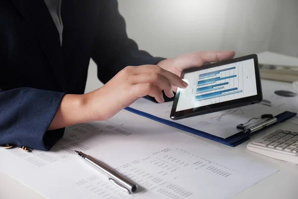 Ofiste çalışan kadınlar. yastık için işletme, muhasebe, sigorta, finans kavram grafiklerde ile finansal analiz