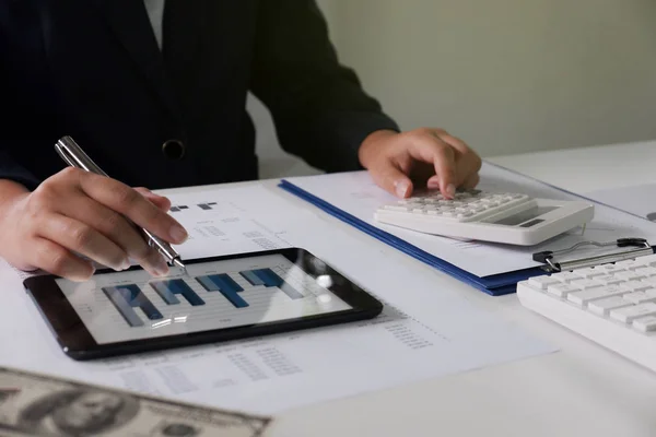Ofiste çalışan kadınlar. yastık için işletme, muhasebe, sigorta, finans kavram grafiklerde ile finansal analiz