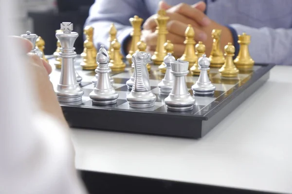 Geschäftsmann beim Schachspiel; für Unternehmensstrategie, Leadershi — Stockfoto