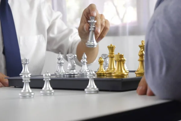 Uomo d'affari che gioca a scacchi; per la strategia aziendale, leadershi — Foto Stock
