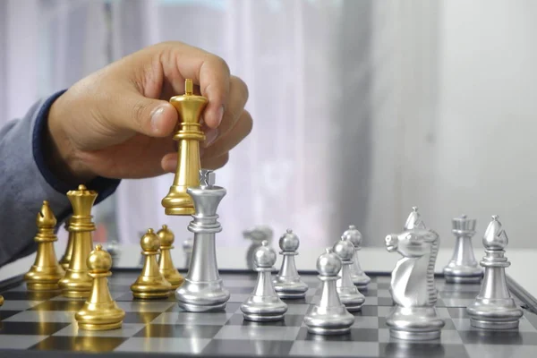 Podnikatel hraje šachy; k obchodní strategii, leadershi — Stock fotografie