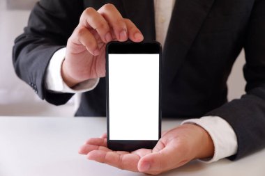 İşadamı holding smartphone ileri metin veya resim için boş beyaz ekran
