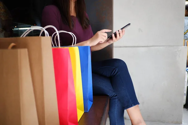 Close-up de mulher usando seu smartphone durante as compras . — Fotografia de Stock