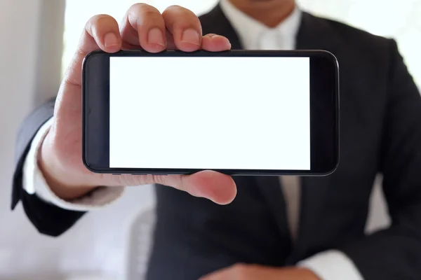İşadamı holding smartphone ileri metin veya resim için boş beyaz ekran