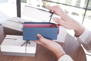 erkek bir hediye kutusu açma