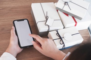 yakın çekim el tablo için alışveriş, alışveriş online, hediye kutusu için Smartphone kullanarak sunar