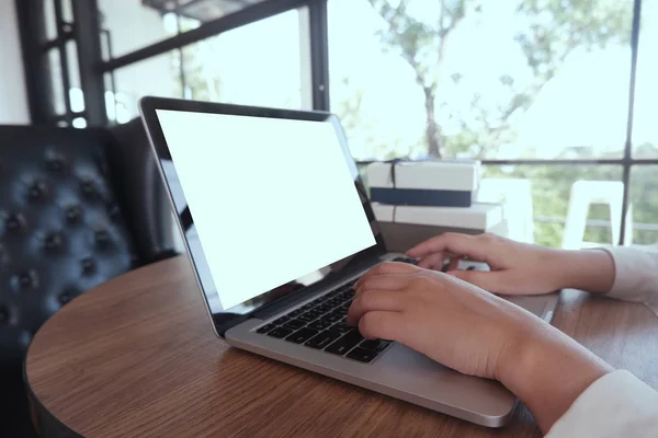 Fechar as mãos das mulheres usando o computador portátil comprando presentes, usando laptop para compras online. Conceito de compras online — Fotografia de Stock