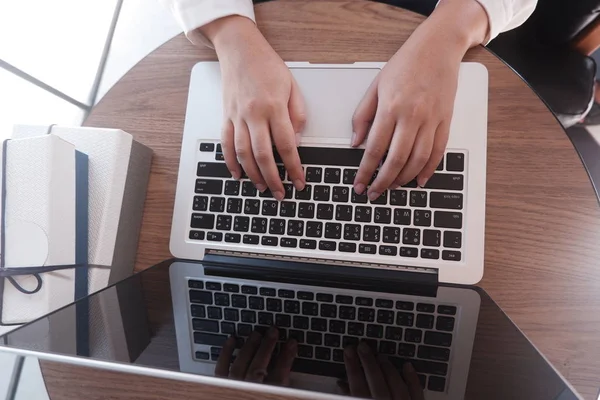 Fechar as mãos das mulheres usando o computador portátil comprando presentes, usando laptop para compras online. Conceito de compras online — Fotografia de Stock