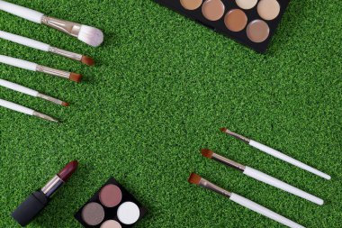 Üstten Görünüm kadınların yeşil arka plan üzerinde kozmetik.