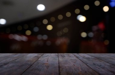 Restoran, kafe ve kahvehane iç bulanık arka plan önünde boş koyu ahşap masa. 